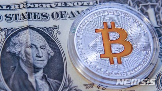 【서울=뉴시스】CNBC뉴스는 17일(현지시간) IBM이 금융기술 스타트업인 ‘스트롱홀드(Stronghold)’와 공동으로 미국 달러화와 연동한 가상화폐 “스트롱홀드 USD(Stronghold USD)”의 출시를 준비하고 있다고 보도했다. IBM은 이날 가상화폐 리플의 창업자이자 스텔라의 공동창업자인 제드 맥케일럽(Jed McCaleb)과 스텔라 플랫폼을 기반으로 한 ‘스테이블 코인’을 출시하는 실험을 하고 있다고 발표했다. <출처: CNBC> 2018.07.17.