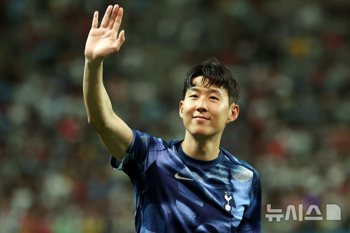 [서울=뉴시스] 홍효식 기자 = 지난해 7월31일 서울 마포구 서울월드컵경기장에서 열린 쿠팡플레이 시리즈 1차전 팀 K리그와 토트넘 홋스퍼의 경기를 마친 토트넘 손흥민이 관중들에게 인사하고 있다. 2024.07.31. yesphoto@newsis.com