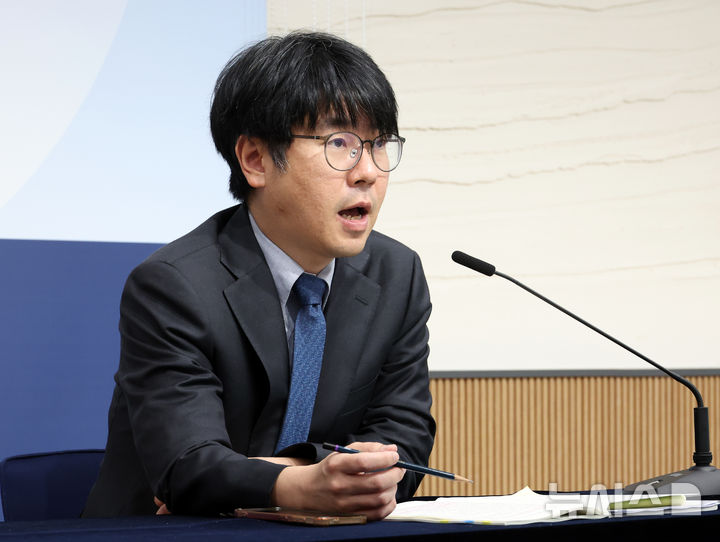 [세종=뉴시스] 강종민 기자 = 조성중 기획재정부 경제분석과장이 13일 세종시 정부세종청사에서 2025년 6월 최근 경제동향을 발표하고 있다.   조 과장은 최근 우리 경제가 소비·건설투자 등 내수 회복이 지연되고 취약부문 중심 고용애로가 지속되는 가운데, 미국 관세부과에 따른 대외여건 악화로 수출 둔화 등 경기 하방압력이 여전한 상황이라고 밝혔다. 2025.06.13. ppkjm@newsis.com