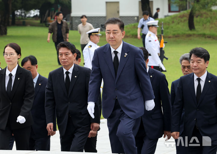 [서울=뉴시스] 배훈식 기자 = 김병기 더불어민주당 당 대표 직무대행 겸 원내대표가 16일 오전 서울 동작구 국립서울현충원을 찾아 충혼탑 앞으로 향하고 있다. 2025.06.16. dahora83@newsis.com