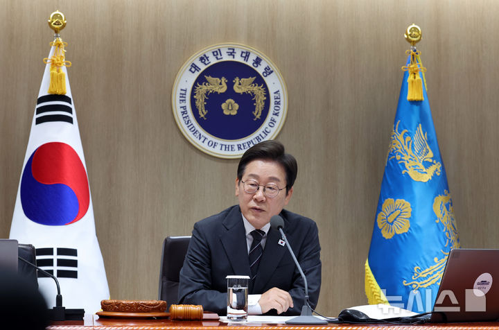 [서울=뉴시스] 고범준 기자 = 이재명 대통령이 19일 서울 용산구 대통령실 청사에서 열린 국무회의에서 발언하고 있는 모습. (대통령실통신사진기자단) 2025.06.19. bjko@newsis.com