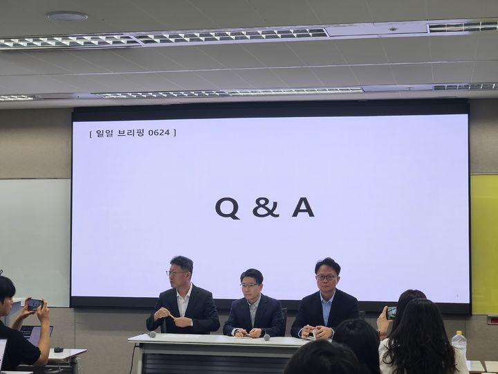 [서울=뉴시스] 박은비 기자 = SK텔레콤은 24일 서울 중구 삼화빌딩에서 일일브리핑을 진행했다. SK텔레콤은 이날부터 신규 영업을 재개, 신규가입과 번호이동이 가능해졌다. 사진은 왼쪽부터 김희섭 PR센터장, 임봉호 MNO사업부장, 류정환 네트워크인프라센터장. 2025.06.24. silverline@newsis.com *재판매 및 DB 금지