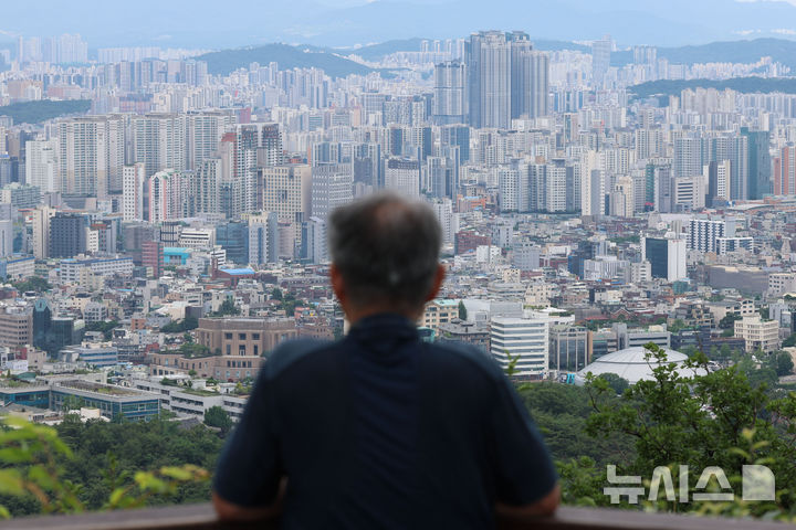 [서울=뉴시스] 권창회 기자 = 24일 서울 중구 남산에서 바라본 아파트단지. 한국은행이 발표한 '6월 소비자동향조사'에 따르면 주택가격전망CSI는 120으로 전월보다 9포인트 올랐다. 집값 급등기였던 2021년 10월(125) 이후 최고치로 5개월 연속 상승세다. 수도권 및 일부 지역 집값 오름세 확대 등으로 전국 아파트 매매가격이 상승한 결과다.                                            2025.06.24. kch0523@newsis.com