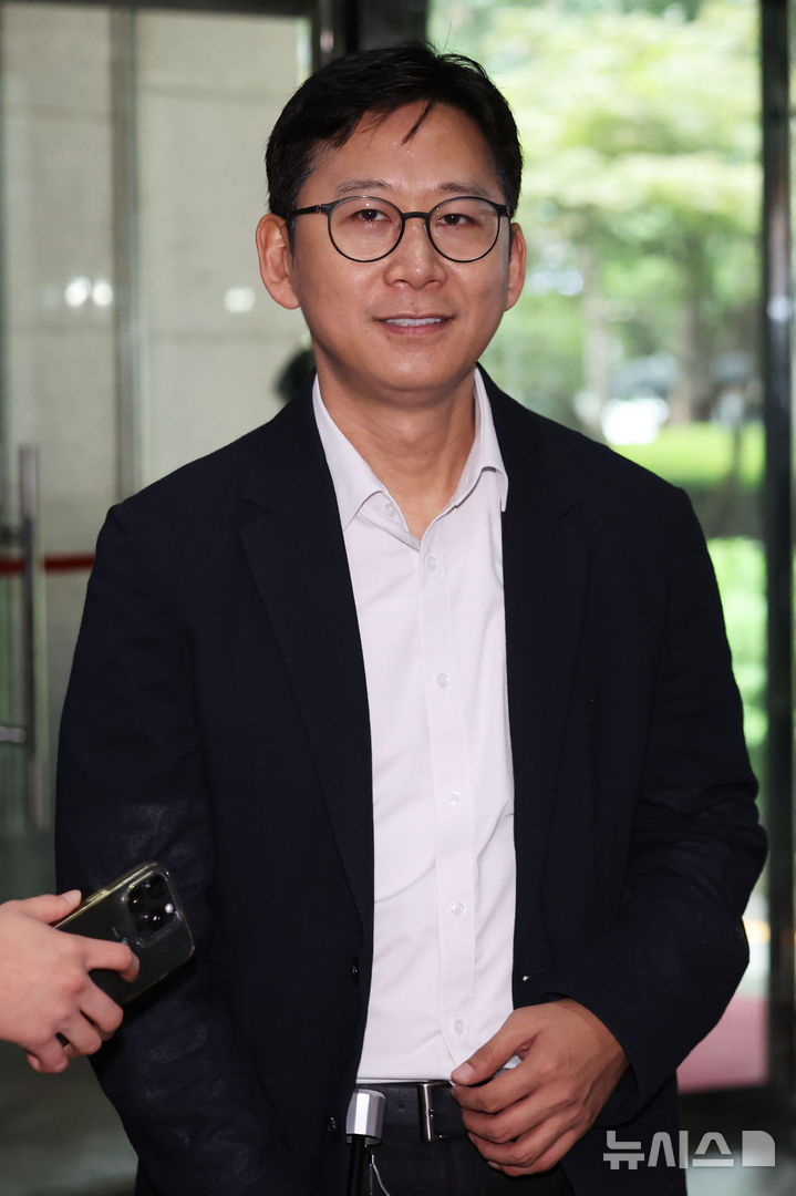 [서울=뉴시스] 권창회 기자 = 배경훈 과학기술정보통신부 장관 후보자가 25일 오전 서울 종로구 광화문 우체국에 마련된 인사청문회 준비 집무실로 출근하고 있다. 2025.06.25. kch0523@newsis.com