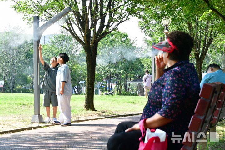 [광주=뉴시스] 이현행 기자 = 27일 광주·전남 지역에 올해 첫 폭염주의보가 발표된 가운데 아이들이 광주 서구 5·18기념공원에 설치된 쿨링포그 아래에서 더위를 피하고 있다. 광주기상청은 이날 오전 10시를 기해 광주와 나주·담양·곡성·구례·장성·화순·보성·여수·광양·순천·장흥·강진·해남·영암에서 폭염주의보를 발효했다. 2025.06.27. lhh@newsis.com